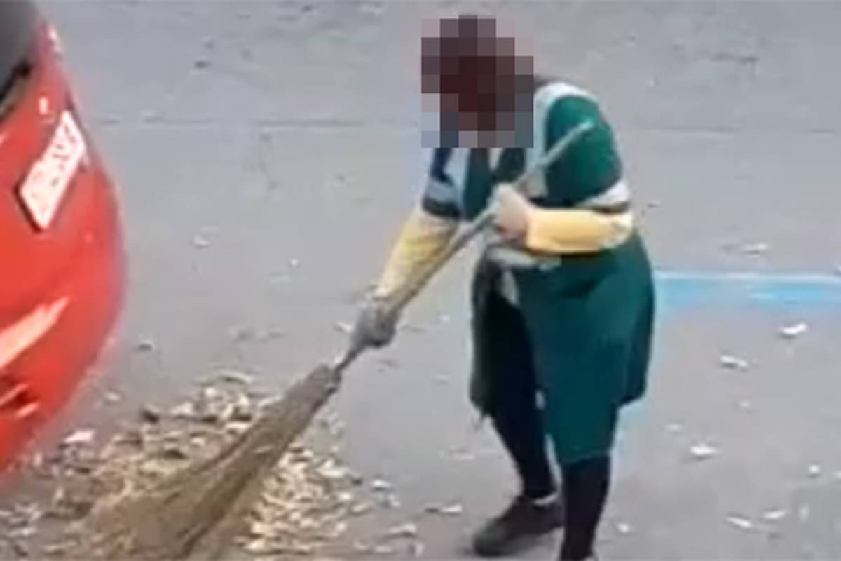 Meti, meti pa zameti pod auto: Pogledajte kako ona čisti cestu