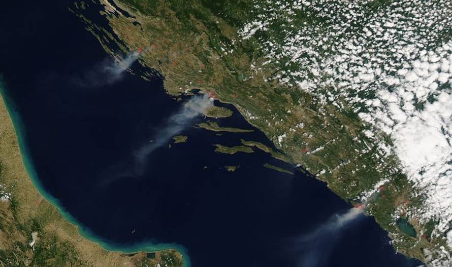 Dim iznad Jadrana: Požar se vidi i na snimkama iz svemira