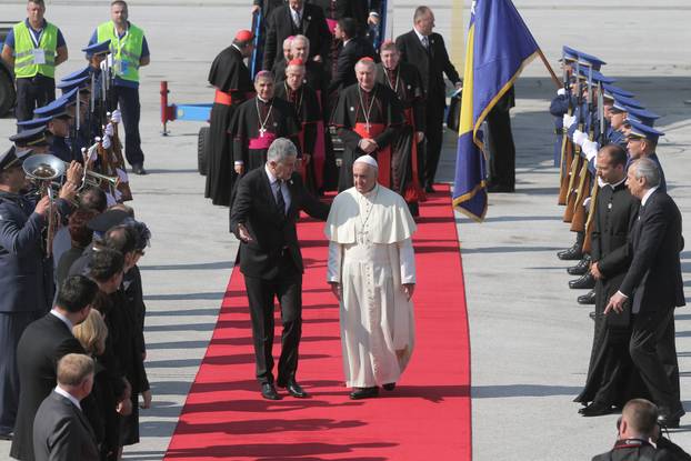 Sarajevo: Papa Franjo i ?lan Predsjedništva BiH, Dragan ?ovi?, prolaze crvenim tepihom