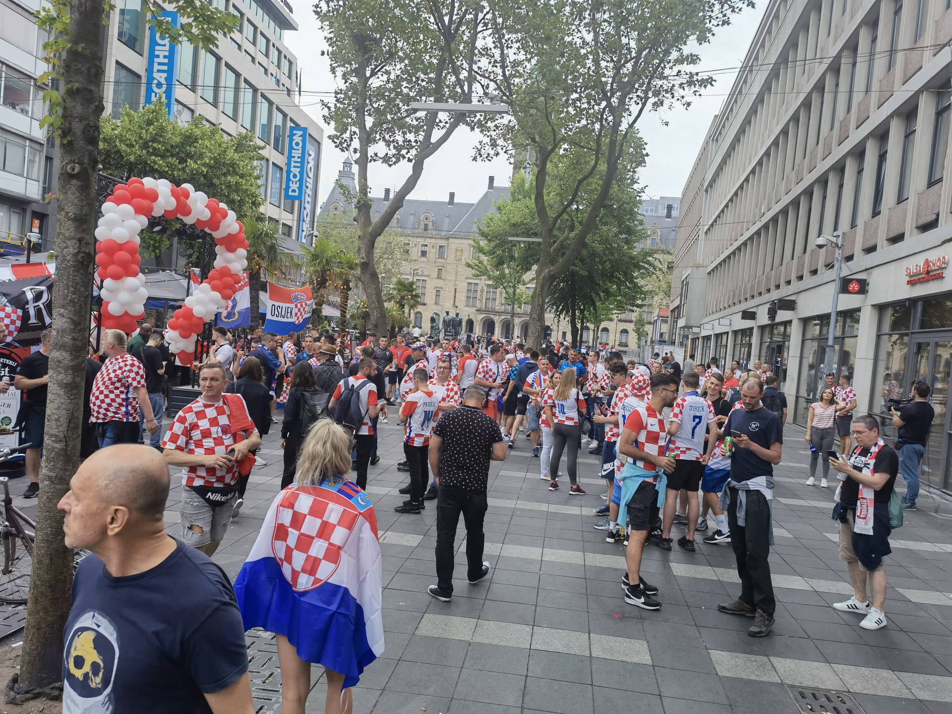VIDEO Ludnica ispred De Kuipa! Feštalo tisuće Hrvata: 'Naučili smo 'Ostani tu' za našeg Luku'
