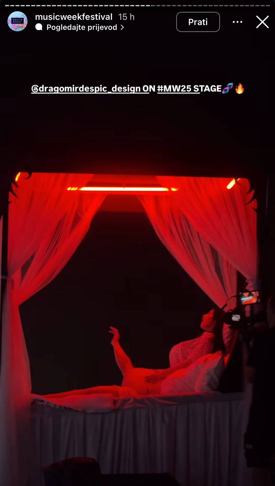 Samo za one s jakim želucem: Žena na pozornici vrištala, a iz trbuha joj 'izletio' Desingerica