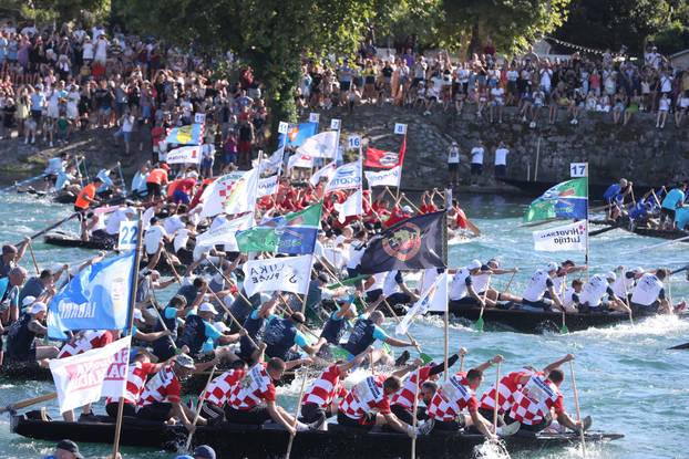 
27. Maraton lađa u Metkoviću