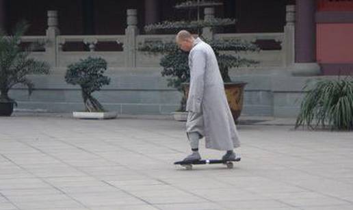 Redovnik na skateboardu: Ne moli se po cijele dane...