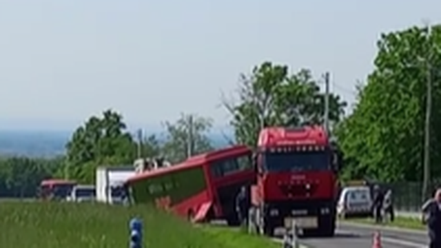 VIDEO U sudaru teretnog vozila i busa na Pavučnjaku jedan je ozlijeđen: 'Nastala je kolona...'