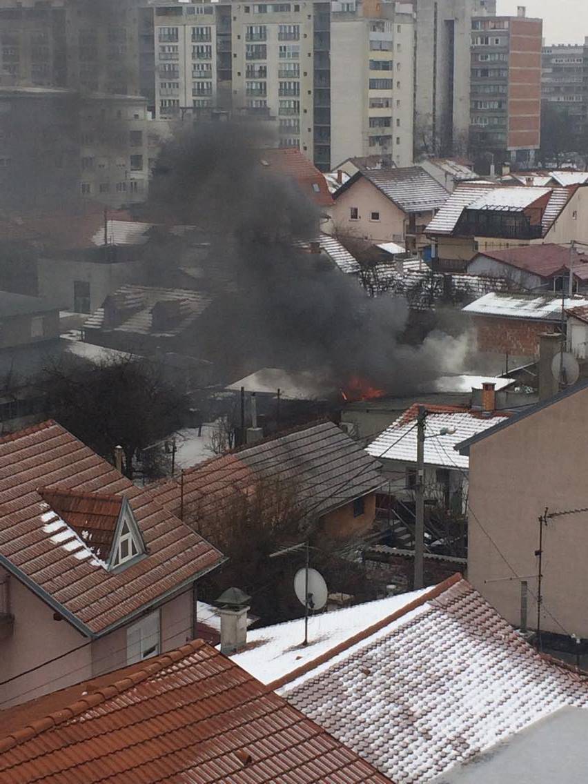 Drama: Ugašen požar na kući, vlasnika su prevezli u bolnicu