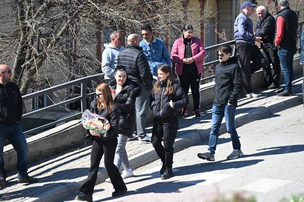 Brojni stanovnici Kočana oplakuju poginule na dan njihova sprovoda