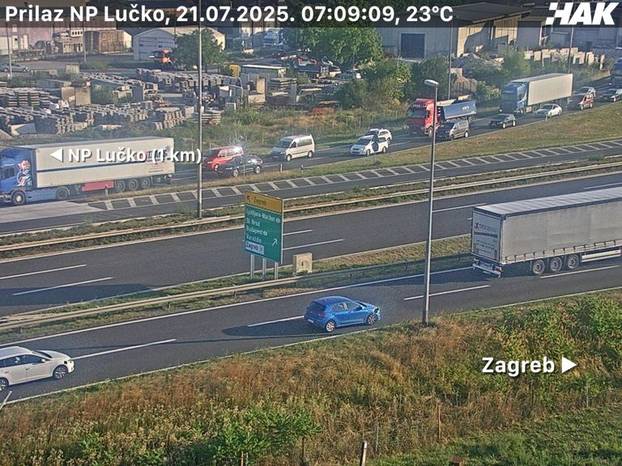 FOTO Ogromne gužve prema moru: Kod Lučkog 8 km, sudari kod Perušića i kod Okučana