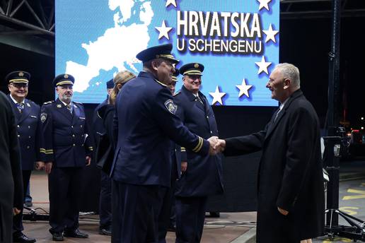 Sretna Nova godina! Ušli smo u Schengen, imamo novu valutu