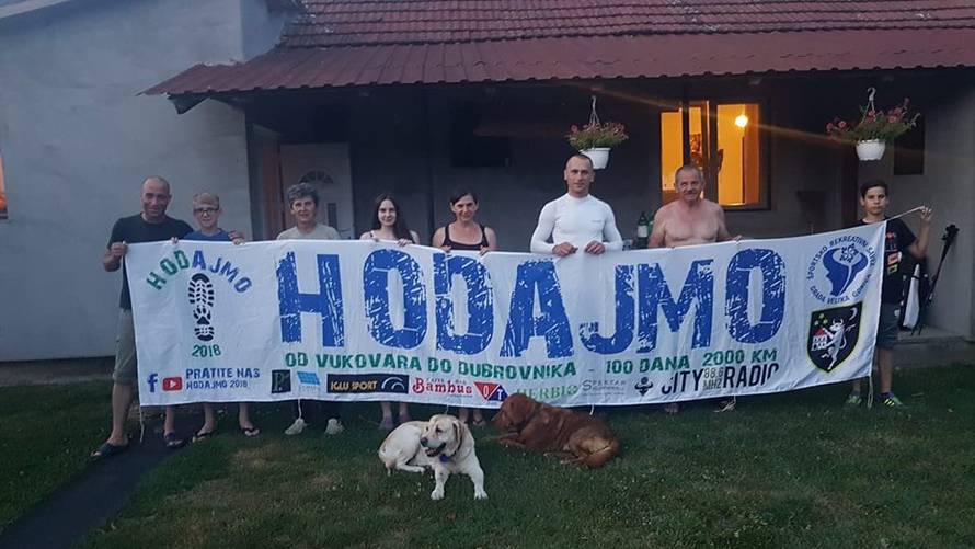Na svom putu dugom 2000 km spasili su dva izgladnjela psića