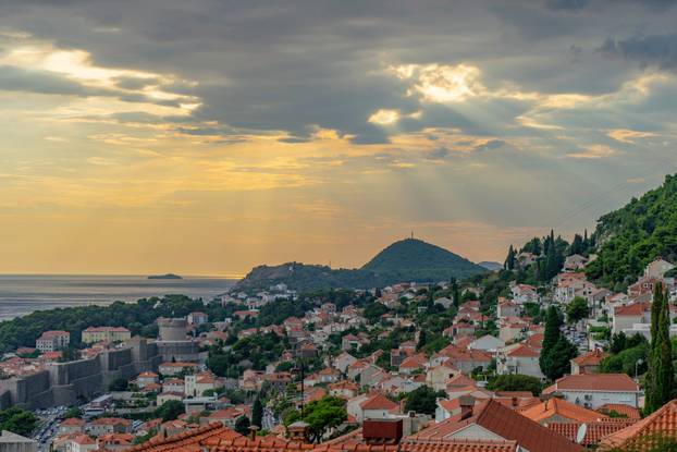 FOTO Idealne ljetne destinacije za prvo putovanje s vašim partnerom prema Bookingu