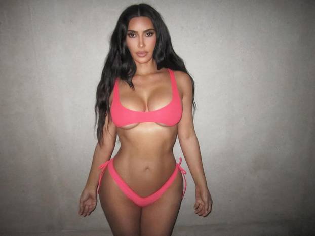 FOTO Hamiltonu nije dosadno u stanci od F1! Zanosna Kim radi mu društvo kroz ljetne vrućine