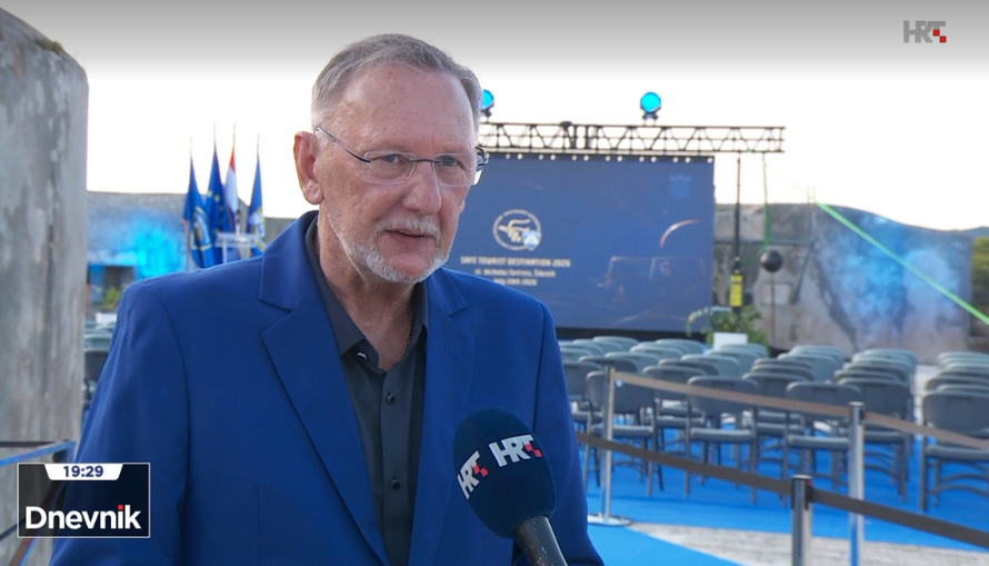 Kakav modni iskorak ministra! Davor Božinović pojavio se u odvažnom plavom sakou