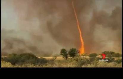 Snimio prirodni fenomen - 30 metara visok vatreni tornado