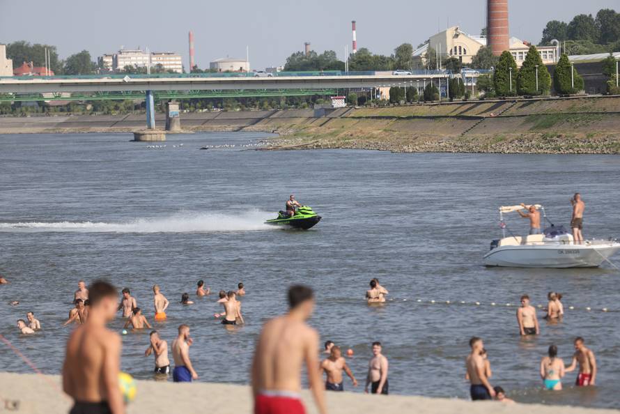 Osijek: Velika temperature je natjerala građane da potraže rashlađenje na Dravi