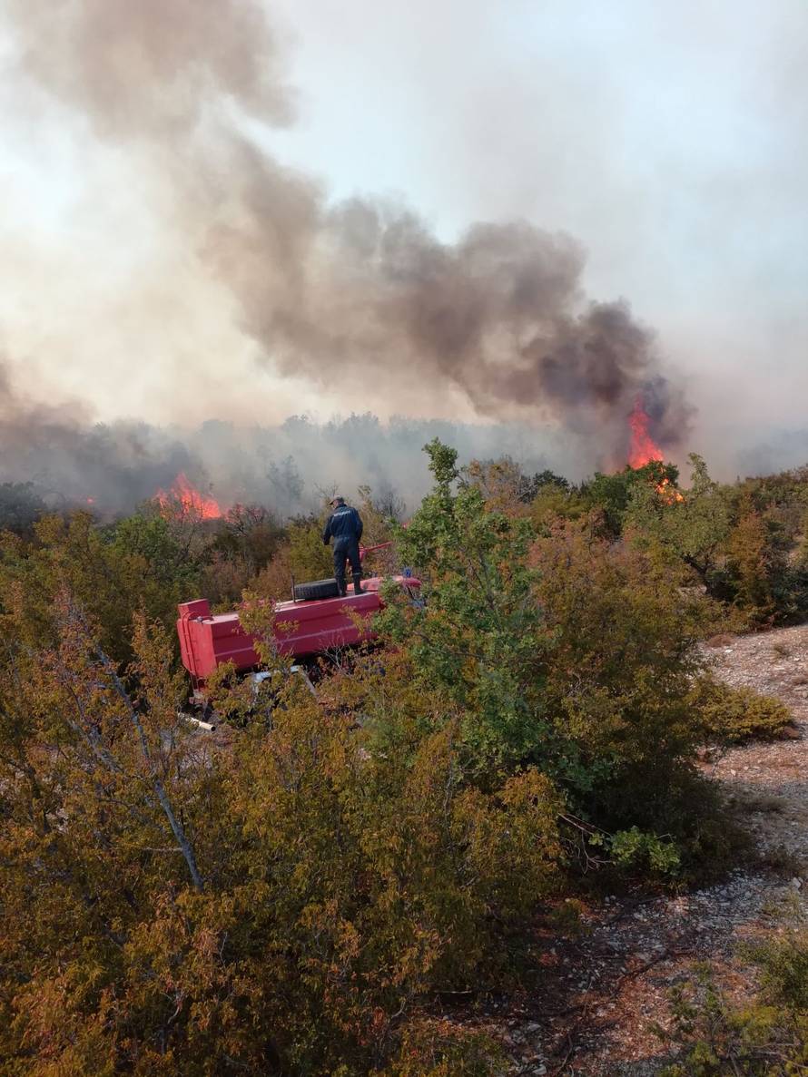 Evakuirali stanovnike sela kod Drniša: 'Ovo je velika nesreća'