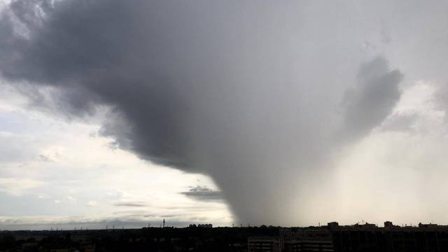 Whirlwind on the outskirts of Milan towards the SOUTH, towards Rozzano - Assago