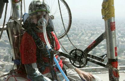 Hendikepirani alpinist  popeo se na neboder 