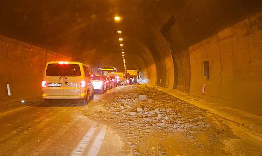 Kaos u Marjanskom tunelu! Iz kamiona se rasuo teret po cesti