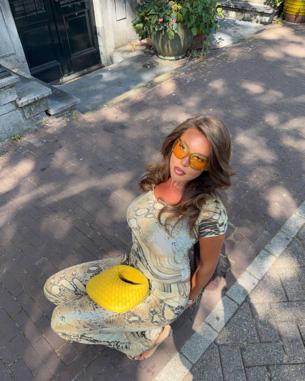 FOTO May obožava isticati svoje bujne grudi dok putuje svijetom