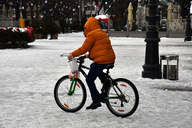 Zaleđene prometnice i javne površine Slavonskog Broda otežavaju kretanje građana