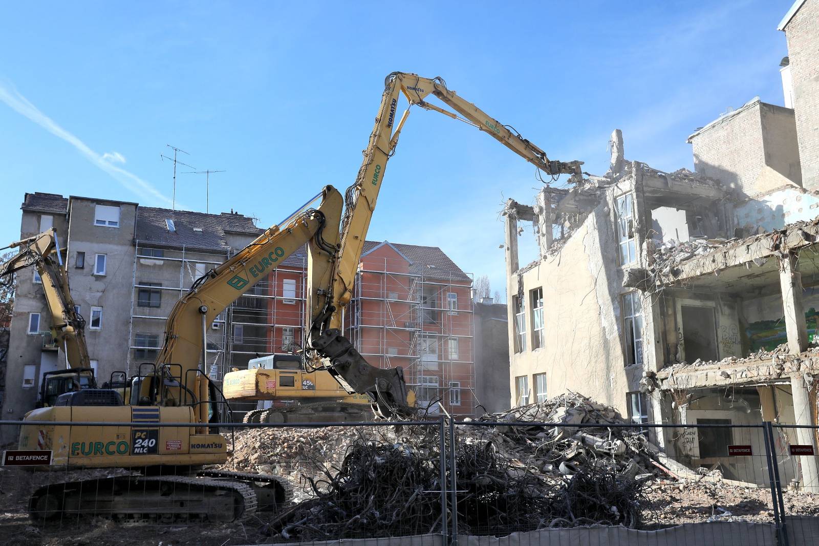 Zagreb: Rušenje bivše zgrade DTR-a u Krajiškoj ulici