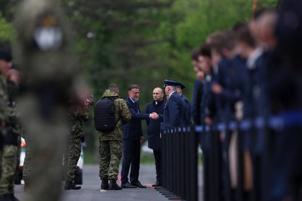 Zagreb: Okupljanje uzvanika na svečanom dočeku prve skupine višenamjenskih borbenih aviona Rafalea u Hrvatsku