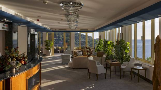 FOTO Hotel u Dubrovniku ima koktel bar u stijeni nad morem!