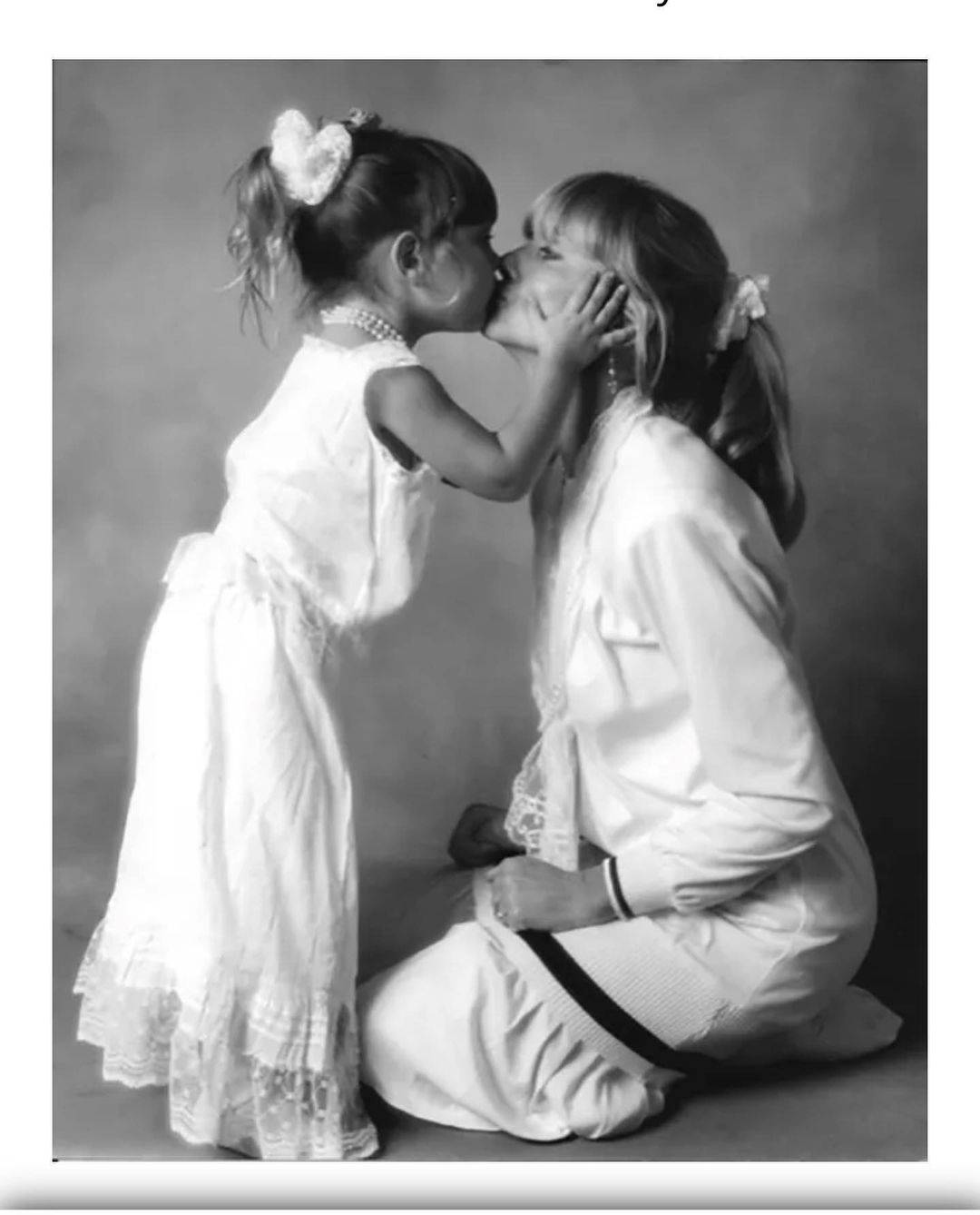 Kći Olivije Newton-John oglasila se prvi put nakon smrti majke, objavila niz dirljivih fotografija