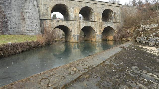 Tounj: Jedinstveni dvokatni most na rijeci Tounj?ici