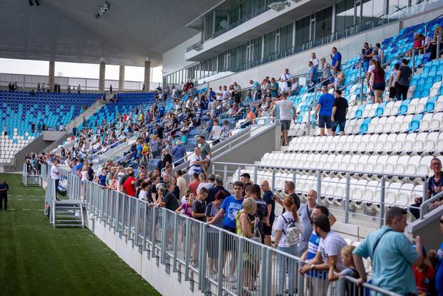 Osijek: Navijači uživali na otvorenom danu tribina novog stadiona