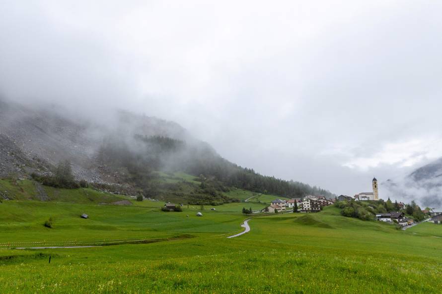 Evacuation due to rockslide in the village of Brienz