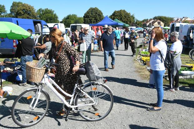 Koprivnica: Velika gužva na buvljaku koji je privukao pažnji brojnih prodavača i još više kupaca