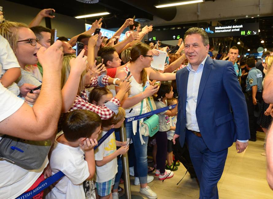 Tisuće ljudi dočekale 'vatrene'! Navijači skandirali Anti Čačiću