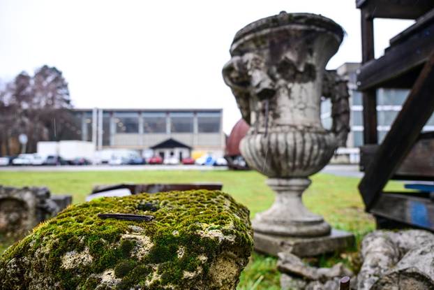 Zagreb: Skladište oštećenih tornjeva i drugih dijelova zgrada iz centra koje su stradale u potresu