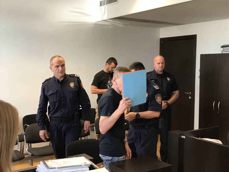 'Uhvatio me rukama oko vrata, vidjela sam odsjaj oštrice noža'