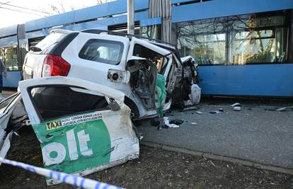 VIDEO Vatrogasci iz smrskanog auta izvlačili vozača: Tramvaj je iskočio iz tračnica od udarca