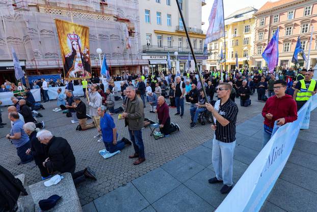 Zagreb: Molitelji na glavnom gradskom trgu