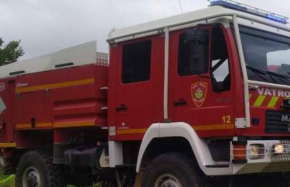 Požar na području Blata na Cetini: Stavili su ga pod nadzor