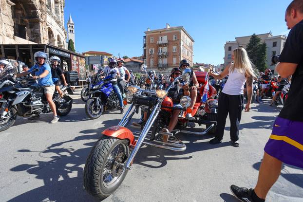 Defile motorista kroz PUlu