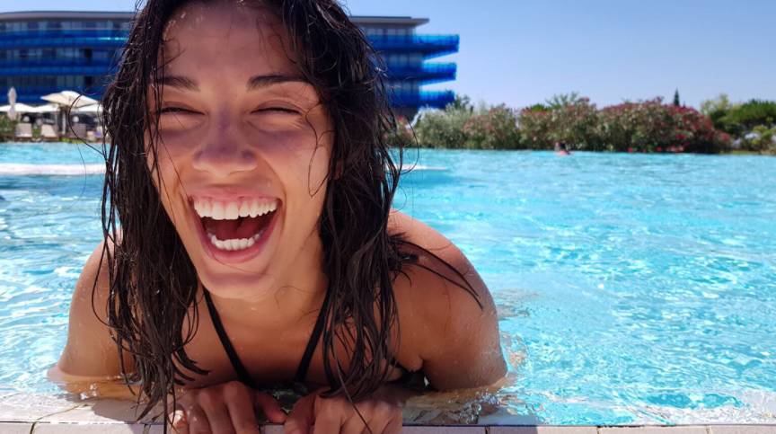 'Brčkanje nogicama': Lijepa Maja Bajamić zavodi u bazenu