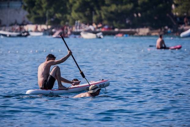Makarska:  Gužva na glavnoj plaži u Makarskoj