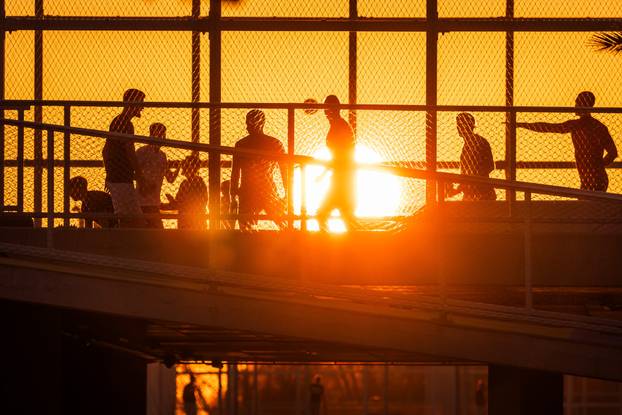 Zalazak sunca iznad igrališta na Žnjanskom platou