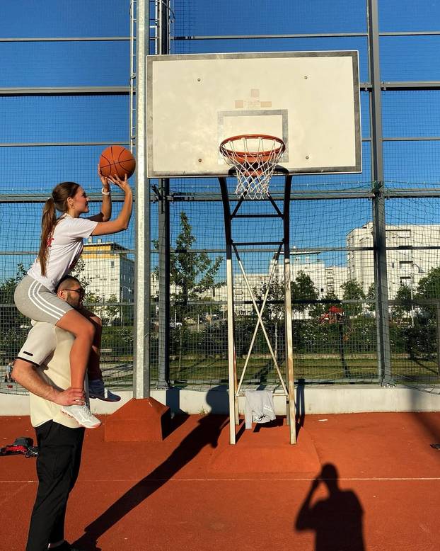 FOTO Ovo je ljepotica koja je osvojila srce Filipa Hrgovića. Od početka stoji uz 'El Animala'...