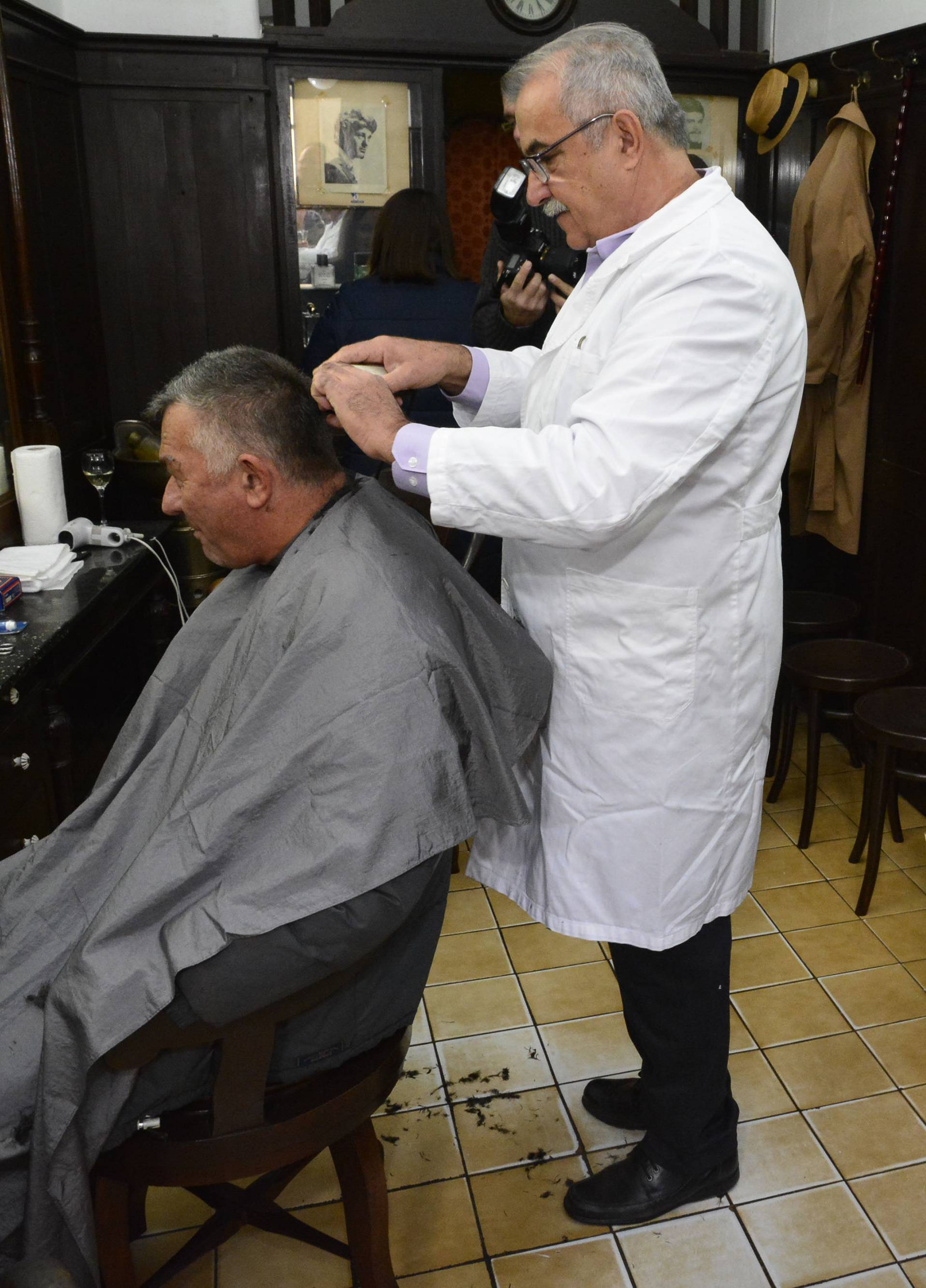 Najstarija brijačnica u Slavoniji ponovno je otvorila svoja vrata