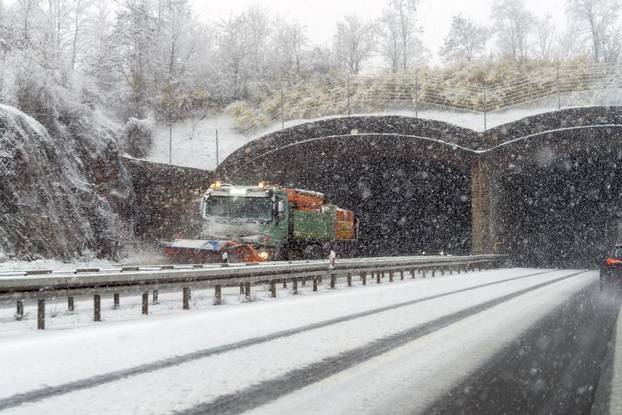 Zimski uvjeti na A1 između čvora Perušić i čvora Gospić