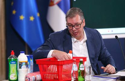 Ovo morate vidjeti: Vučić na presici vadio proizvode iz košarice i uživo snižavao cijene
