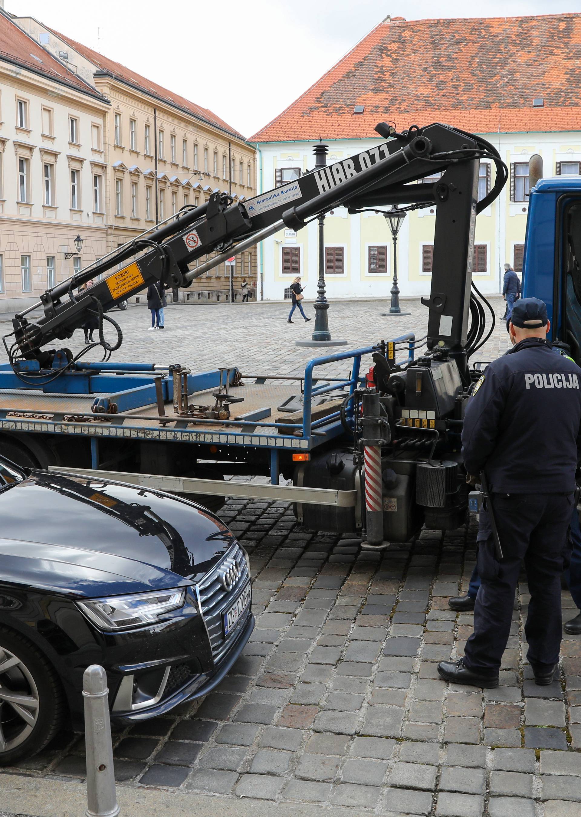 Beljak parkirao pred Saborom, došao pauk: 'Ma evo 5 minuta'