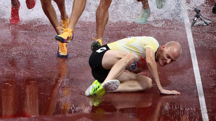 VIDEO Atletičar pao usred utrke Svjetskog prvenstva. Scena koja je uslijedila oduševila je svijet