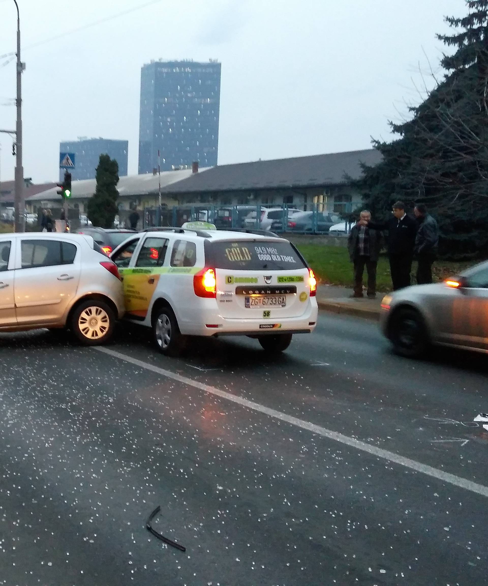 Prelazila cestu na crveno pa ju je udario auto i teško ozlijedio