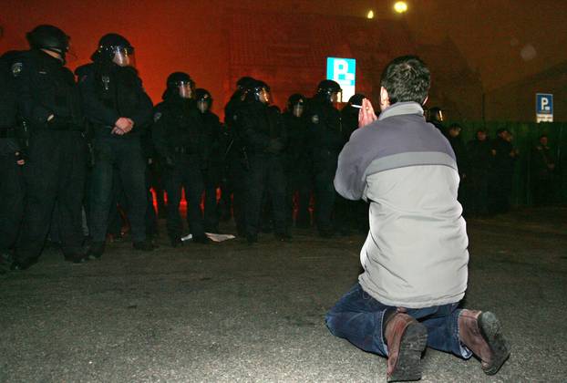 ARHIVA - Zagreb: Prosvjedi diljem zemlje zbog uhićenja Gotovine, razbijen i prozor na zgradi Vlade
